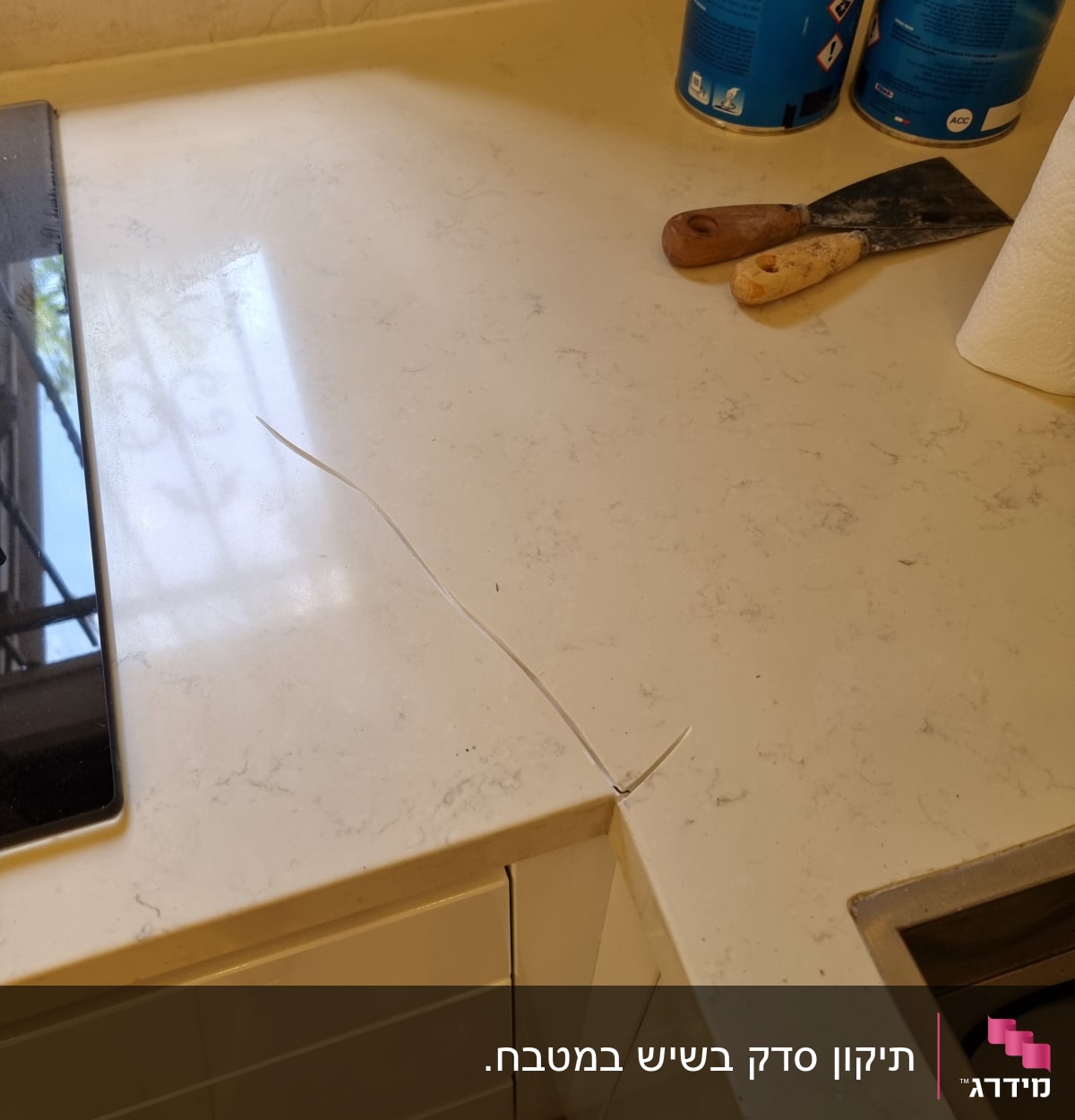 שיש לבן עם סדק וכלי עבודה על השיש
